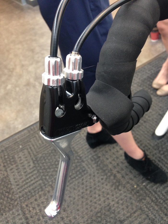 Handlebar Adaptation for Paratriathletes with a Lower Arm Amputation